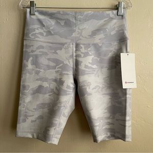 Lululemon Wunder Under Short 10" Ribbed in
Incognito CamoJacquard Alpine size 12